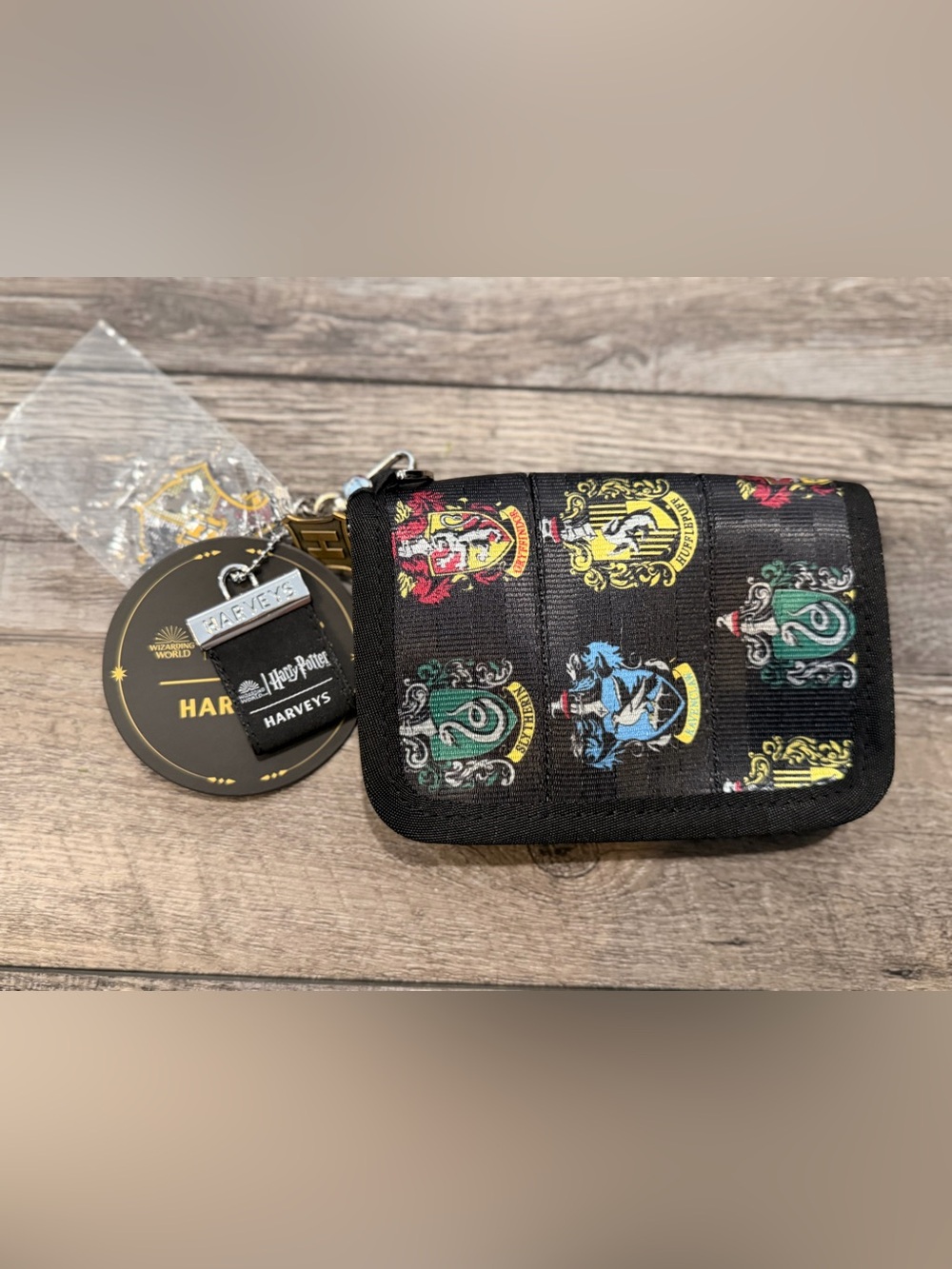 🌶️ NWT Harry Potter x Harveys Hogwarts Crest Wristlet - Black